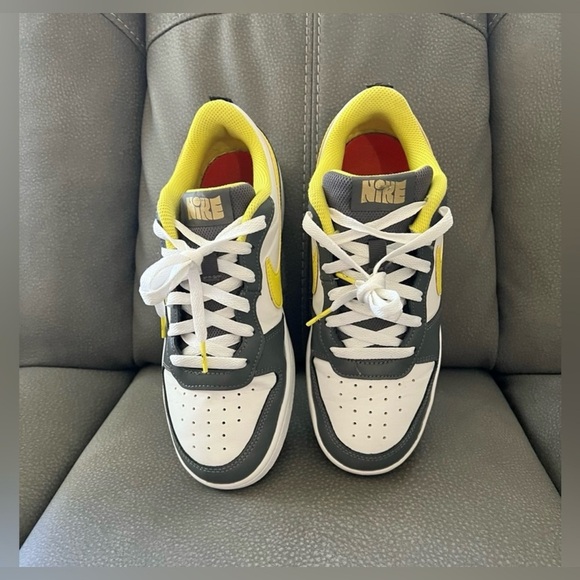 - NIKE
(GS) COURT BOROUGH LOW 2 SE
Size: 5.5 | Nike - Picture 6 of 9